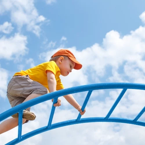 Έρευνα του Harvard: Πώς οι γονείς καταφέρνουν να μεγαλώσουν παιδιά που είναι εργατικά;