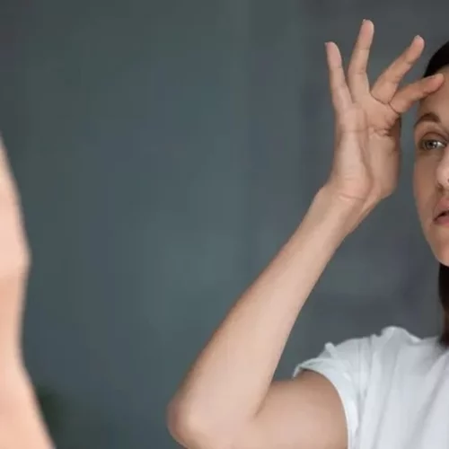 4 λάθη στο μακιγιάζ που "δημιουργούν" ρυτίδες γύρω από το στόμα