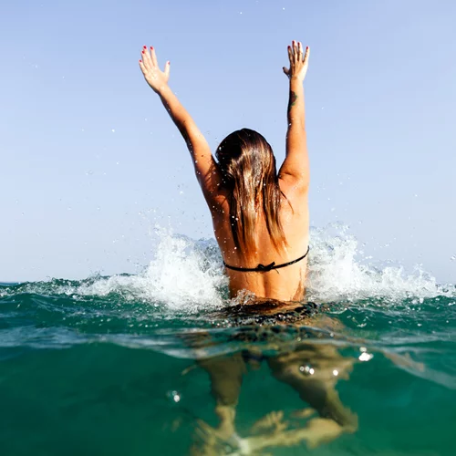 Γυμναστική στη θάλασσα: Κάνε τις ασκήσεις στο νερό και σμίλεψε το σώμα σου