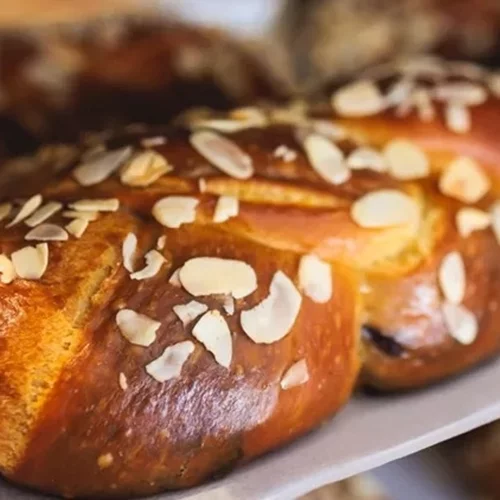 Τσουρέκια χωρίς ζύμωμα και χωρίς μίξερ - Για να μοσχοβολήσει το σπίτι πριν από το Πάσχα