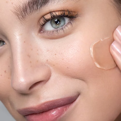 Σπυράκια, ορατοί πόροι, ερυθρότητα: Πώς θα τα καλύψεις πλήρως κάνοντας το foundation να δείχνει αόρατο