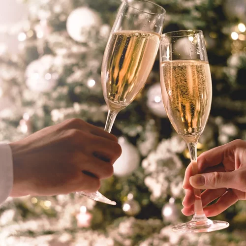 Γιορτές και αλκοόλ: Συμβουλές για να μην το παρακάνεις με το ποτό