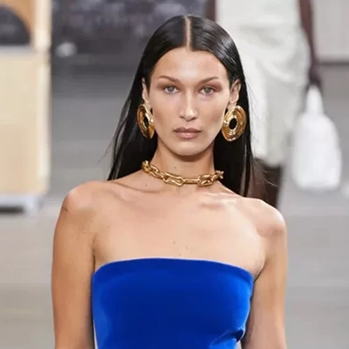 Ποια κλάμερ; Η Bella Hadid φόρεσε το νέο it αξεσουάρ μαλλιών που λύνει τα χέρια στο καθημερινό styling