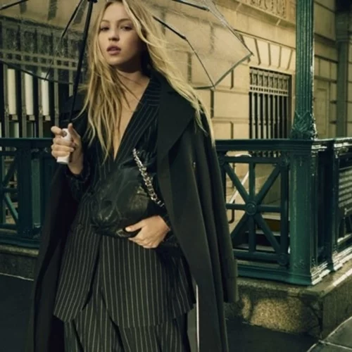 H 22χρονη Lila Moss σε ταξιδεύει στη Νέα Υόρκη με τη νέα συλλογή DKNY