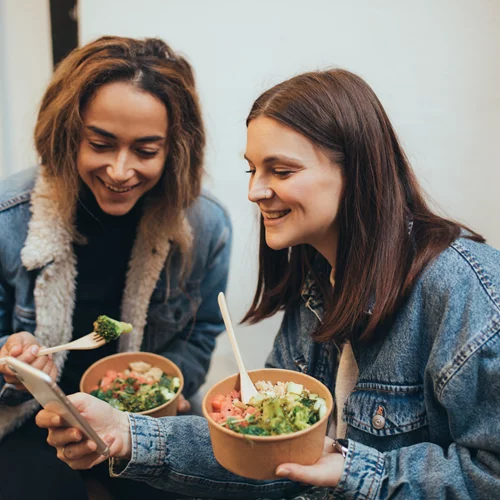 Νέα έρευνα εξηγεί γιατί προτιμούμε τα υγιεινά σνακ μπροστά σε ξένους