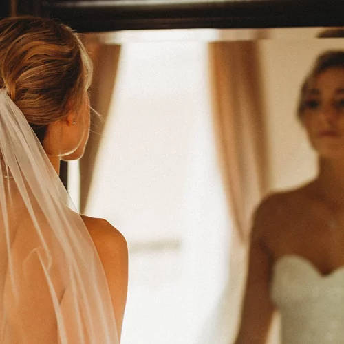 10 μίνιμαλ updos που θα σε αναδείξουν στην πιο κομψή νύφη της δεκαετίας