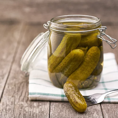 Η επιστροφή του τουρσιού: Γιατί το αγγουράκι τουρσί έγινε η πιο viral γεύση της χρονιάς