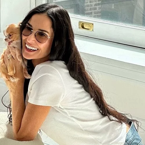 Η Demi Moore αποκάλυψε πώς διατηρεί τόσο πλούσια και μακριά τα μαλλιά της μετά τα 60
