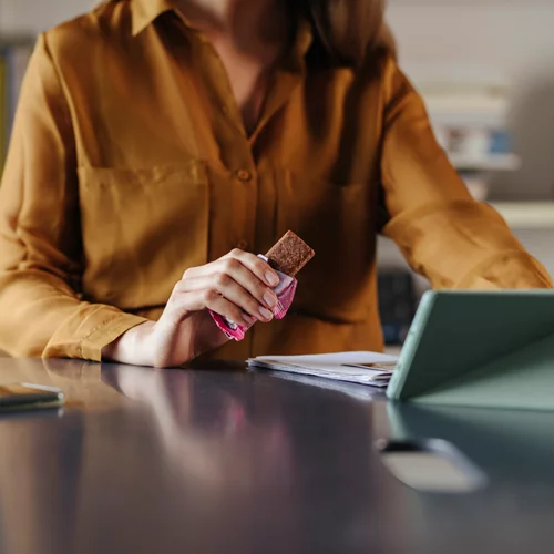 Τραγανές μπάρες με φυστικοβούτυρο: Το πρωτεϊνικό σνακ για το γραφείο