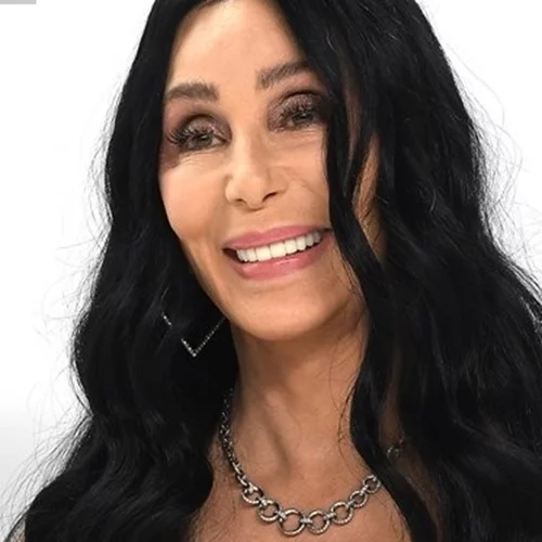 Σερ: Αποκάλυψε τον τρόπο που μένει νέα και λαμπερή στα 77