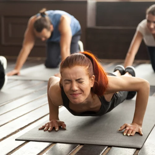 Δυσκολεύεσαι με τα push ups; Πέντε ασκήσεις – παιχνιδάκι – για να τα αντικαταστήσεις