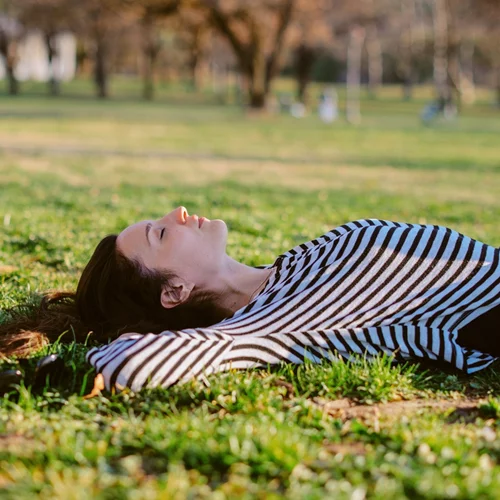 Βόλτες στο πάρκο: Δες πώς να εξαφανίσεις τους λεκέδες από γρασίδι πανεύκολα