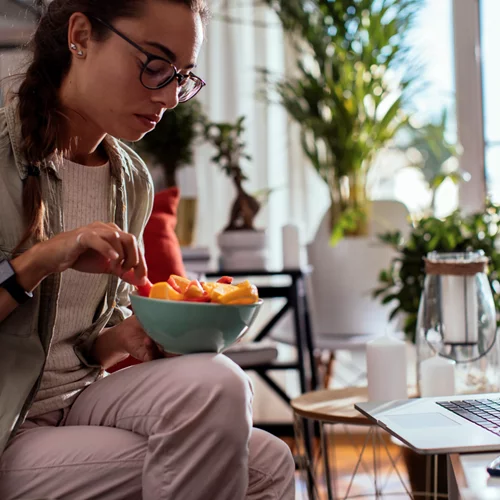 Τι πρέπει να περιέχει το ιδανικό σνακ αν θέλεις να χάσεις βάρος;