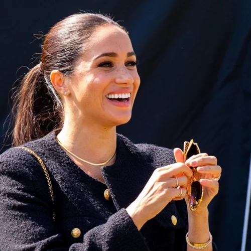 Πώς τιθασεύσει το φριζάρισμα στα μαλλιά η Meghan Markle;