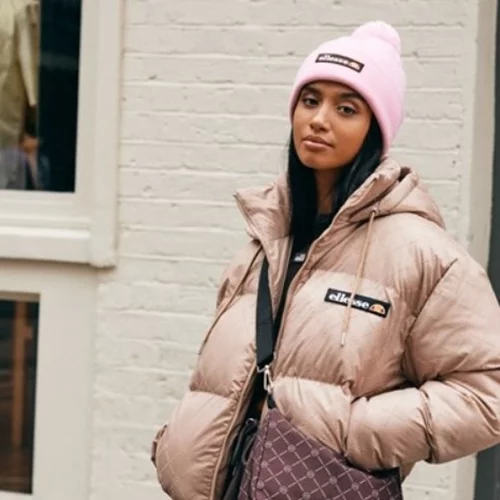 Το κολεγιακό στιλ των ‘90s επιστρέφει πιο ανανεωμένο από ποτέ στη νέα αυτή συλλογή