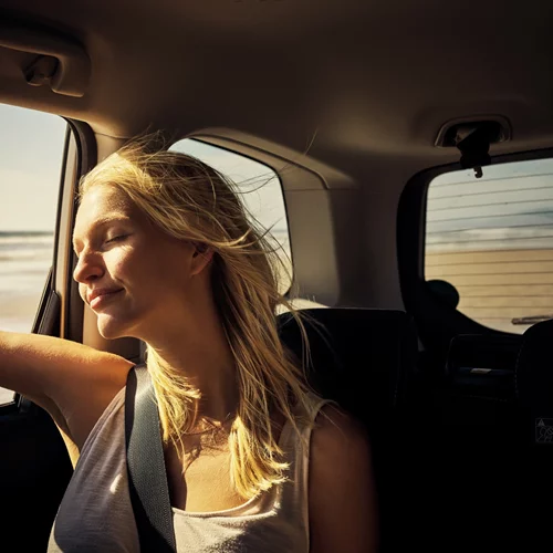 Μπορείς να καείς από τον ήλιο μέσα στο αμάξι ή το σπίτι; Πότε χρειάζεσαι αντηλιακό;