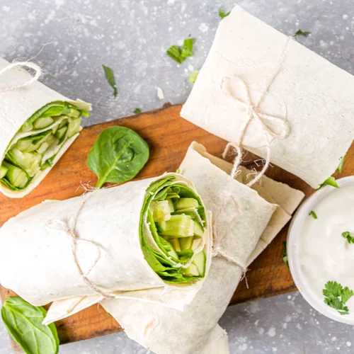 Σάντουιτς χωρίς ψωμί: Φτιάξε wraps με μαρούλι και κοτόπουλο