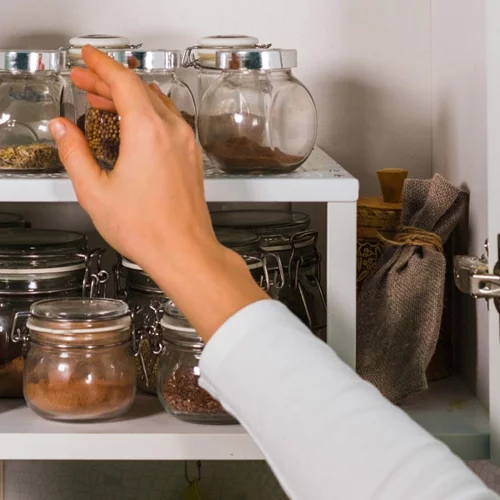 8 τρόφιμα που δεν πρέπει να βάζεις στο ντουλάπι - Tips για μακρά διατήρηση