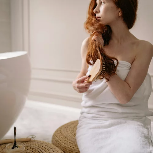 Πόσο συχνά πρέπει να καθαρίζεις τη βούρτσα των μαλλιών σου - Και γιατί;