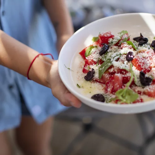 4 τροφές που προστατεύουν από τον καλοκαιρινό ήλιο