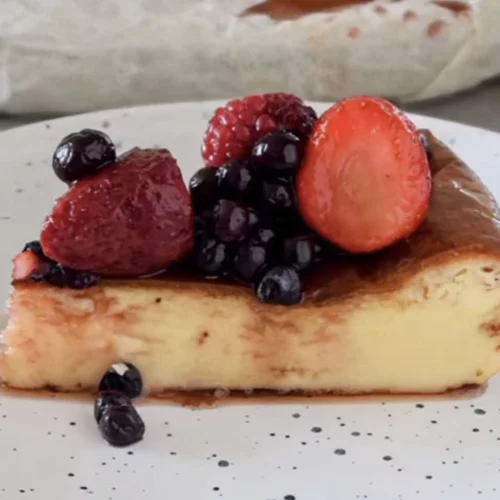 Ανοιξιάτικο κέικ γιαουρτιού με φράουλες - 5 μόνο υλικά