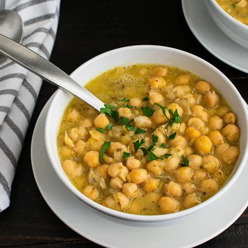 Βελουτέ σούπα με ρεβύθια και κους κους: Εύκολη, λεμονάτη και θρεπτική συνταγή