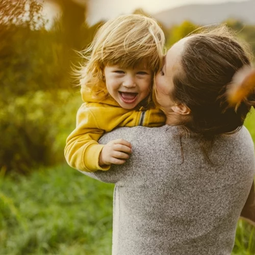 Πώς "διδάσκεται" η ευτυχία στα παιδιά – Ο ρόλος των γονέων