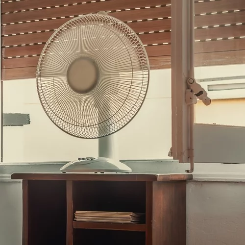 Είσαι άνω των 50; Δες πότε ο ανεμιστήρας σε δροσίζει και πότε σε κάνει να ιδρώνεις περισσότερο