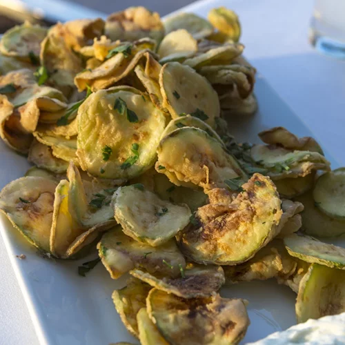 Σαν τηγανητά: Συνταγή για τα πιο τραγανά κολοκυθάκια στον φούρνο