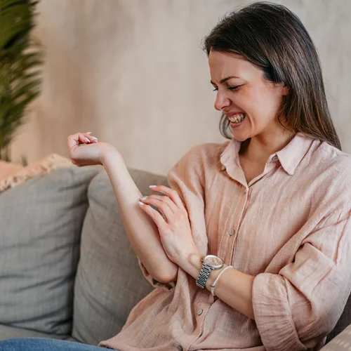 Φαγούρα χωρίς λόγο: Πώς το άγχος επηρεάζει το δέρμα σου - plus τι πρέπει να κάνεις