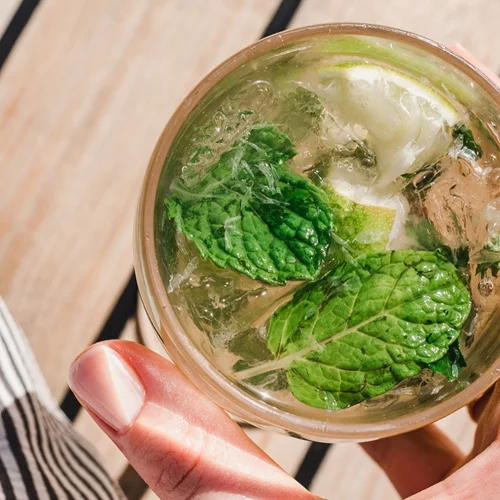 Οι τροφές και τα ροφήματα που ενυδατώνουν φυσικά