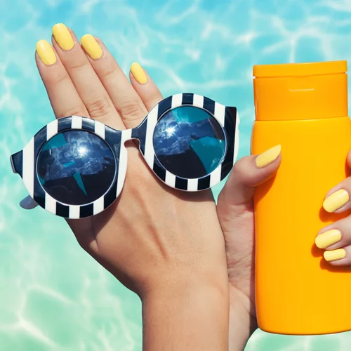 Αυτές οι αποχρώσεις μανικιούρ θα αναδείξουν τη μαυρισμένη επιδερμίδα σου