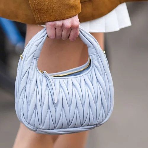 Το μη αναμενόμενο χρώμα μανικιούρ που κάνει θραύση στο street style φέτος την άνοιξη