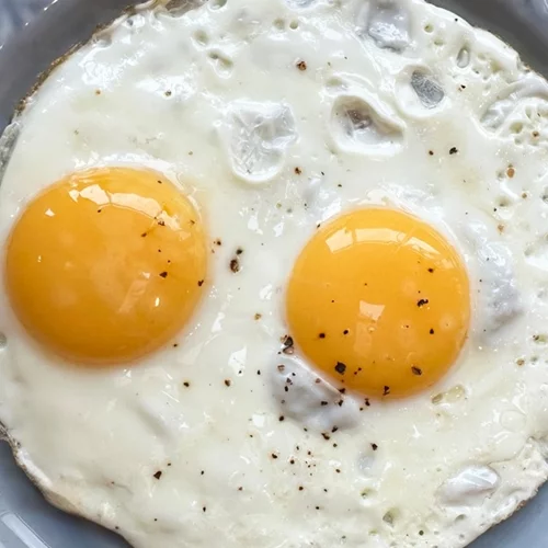 Ανατροπή στα δεδομένα: 2 αυγά την ημέρα ΔΕΝ αυξάνουν την κακή χοληστερόλη τελικά, λέει νέα μελέτη