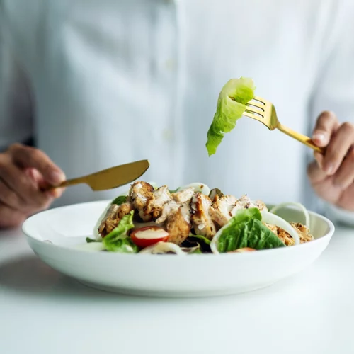 3 αλλαγές που πρέπει να κάνει στη διατροφή της κάθε γυναίκα μετά τα 50