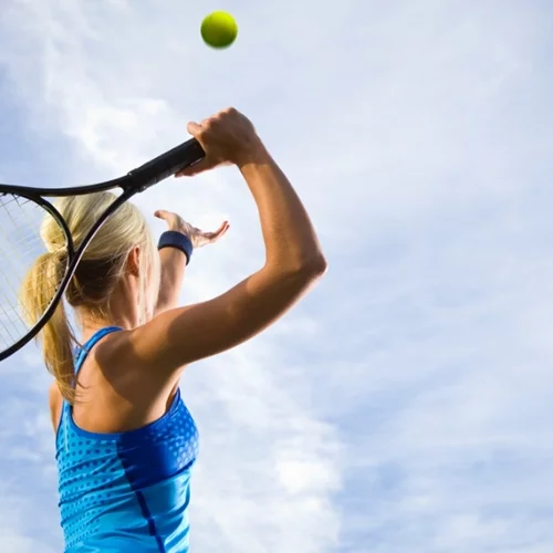 "Μπορώ να πάθω τον "αγκώνα του τενίστα" ακόμα κι αν δεν παίζω τένις;"