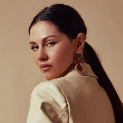 Καστανά μάτια: Ποιες αποχρώσεις μαλλιών τούς ταιριάζουν;