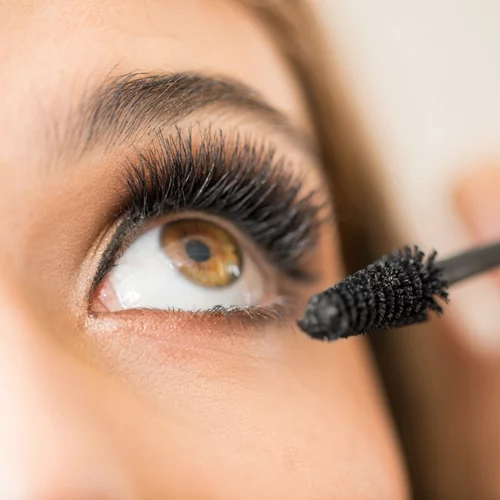 Εννιά hacks για να βάλεις σωστά τη μάσκαρα