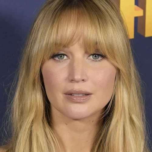 Jennifer Lawrence: Τo αγαπημένo της, πολυτελές foundation έχει μορφή stick - και χαρίζει υπέροχη, λεία όψη στην επιδερμίδα