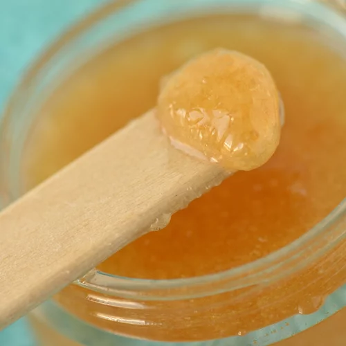 Manuka Honey: Είναι το μέλι στην επιδερμίδα μια αποτελεσματική θεραπεία για την ακμή και τα σημάδια της;
