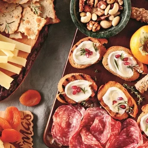 Παραδοσιακή γαλοπούλα, γευστικά αλλαντικά, φίνα κρασιά: Το εορταστικό τραπέζι της ΑΒ Βασιλόπουλος συνδυάζει τη νοστιμιά με την υψηλή ποιότητα