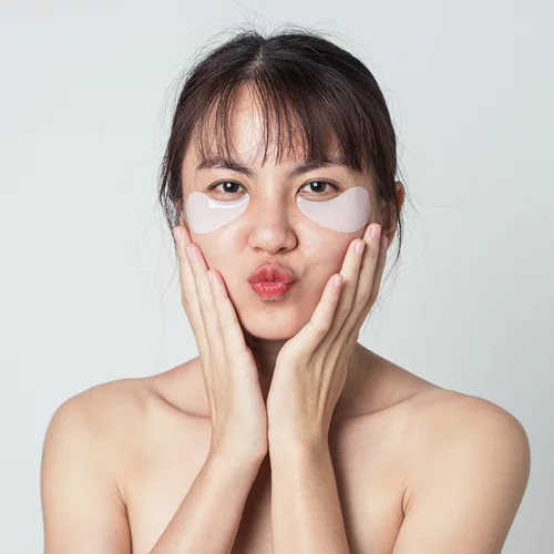 Η πανεύκολη DIY συνταγή για τους μαύρους κύκλους που θα σου χαρίσει το πιο ξεκούραστο βλέμμα