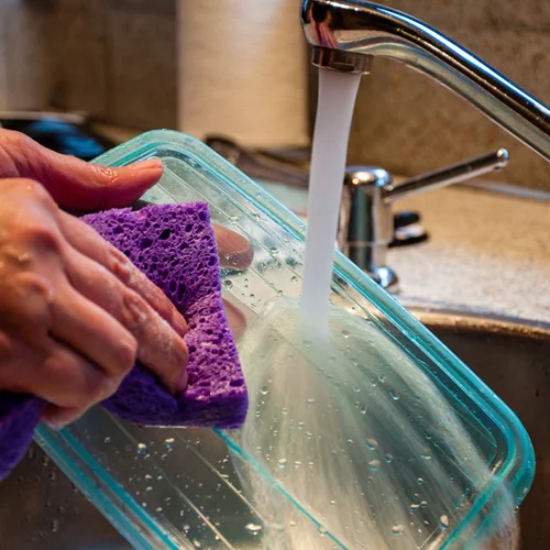 Το πιο εύκολο trick για να καθαρίζεις λαδωμένα μπολ χωρίς νεύρα και σφουγγάρι