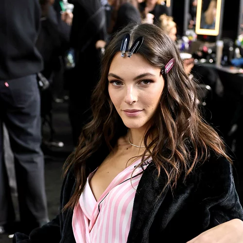 Θες να βάψεις τα μαλλιά σου; Αυτό είναι το ιδανικό χρώμα αν θες να φωτίσεις το πρόσωπό σου