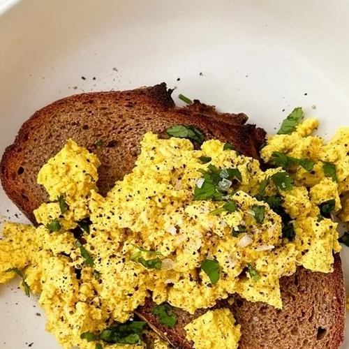 Τόφου scramble για μια εναλλακτική επιλογή χωρίς αυγά