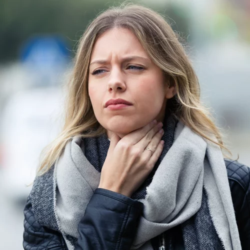 Πονόλαιμος: Ποιες τροφές είναι καλό να αποφύγεις για την άμεση ανακούφισή του;