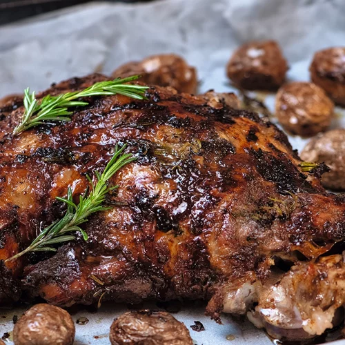 Πασχαλινή συνταγή: Αρνίσιο μπούτι στον φούρνο με baby πατάτες