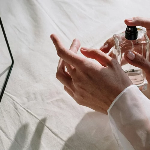 Αυτό το ξυλώδες άρωμα με τριαντάφυλλο, μόσχο και κέδρο ταιριάζει σε κάθε επιδερμίδα