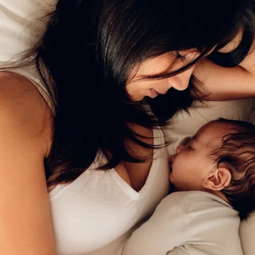 Γιατί οι μαμάδες δεν νιώθουν ποτέ αρκετές; Η ψυχολογική πίεση να είσαι "η τέλεια μαμά" κάθε μέρα