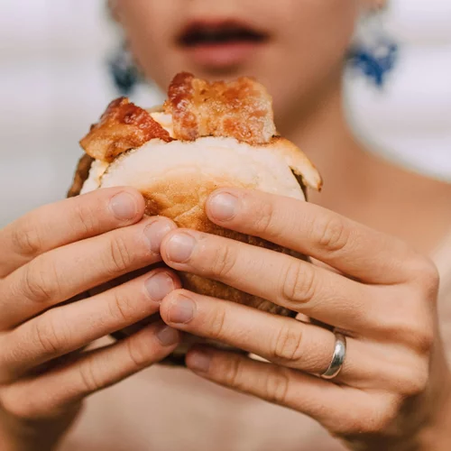 Cheat meal: Γιατί το "ελεύθερο γεύμα" μπορεί να σαμποτάρει τη δίαιτά σου